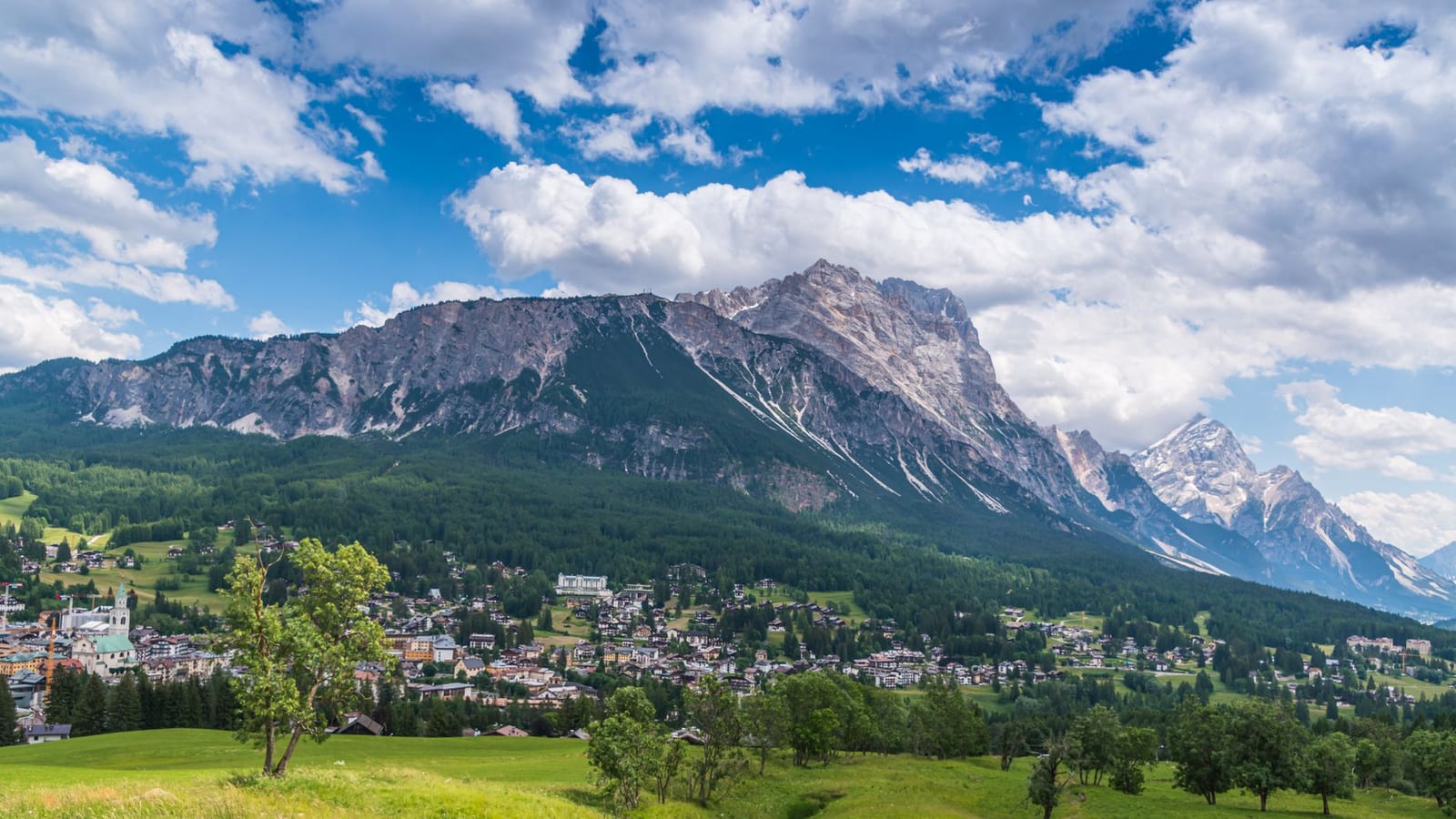 Le Dolomiti sopra Cortina d’Ampezzo, in provincia di Belluno, con prati e vette
