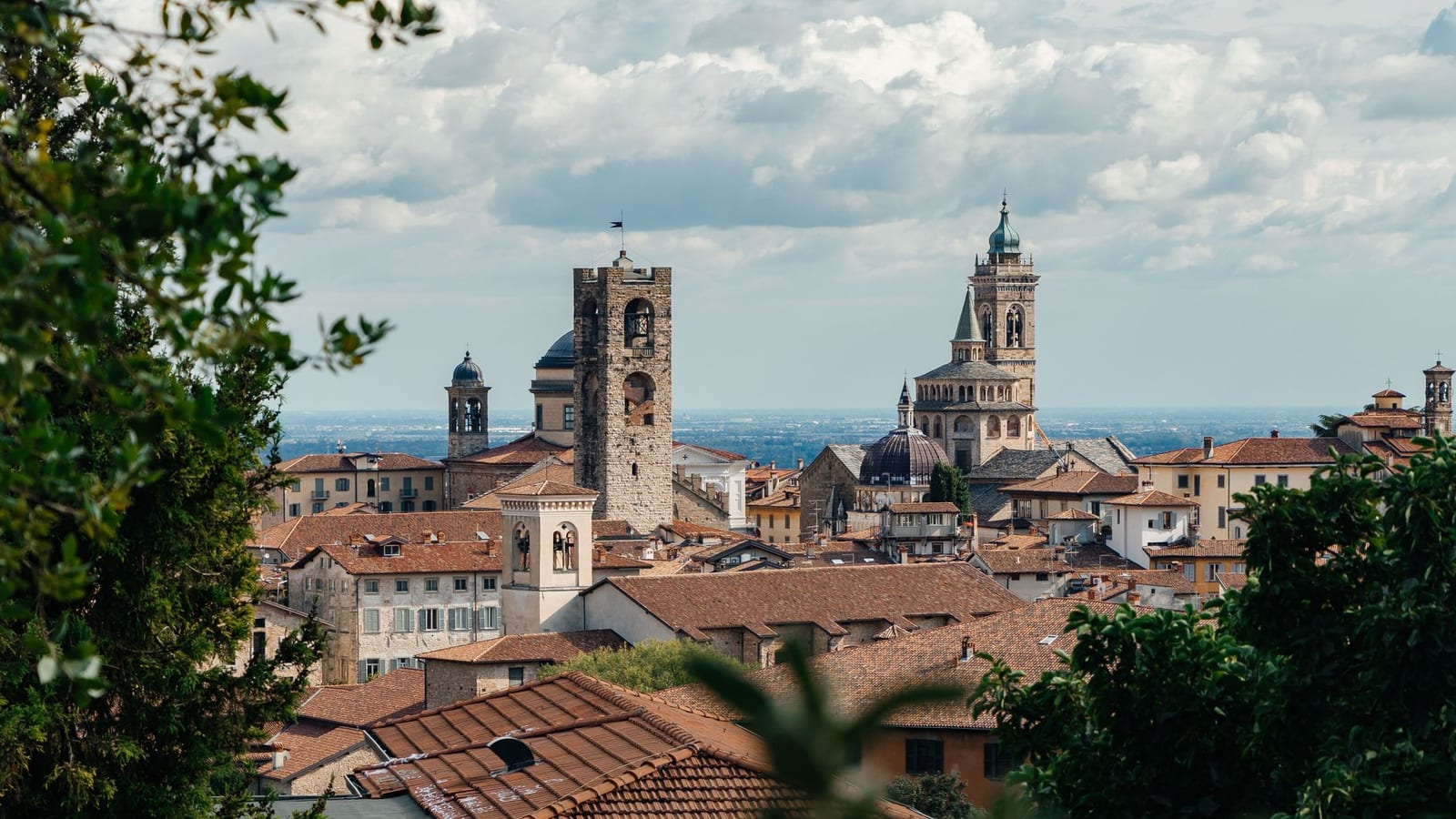 Bergamo Alta con i campanili e i tetti della città storica