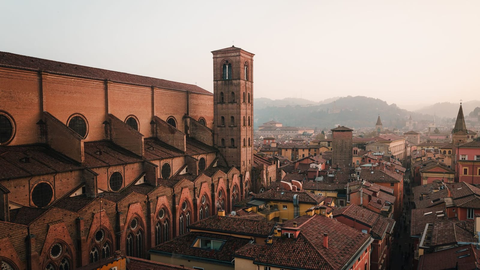 I tetti e le torri di Bologna, con le colline sullo sfondo