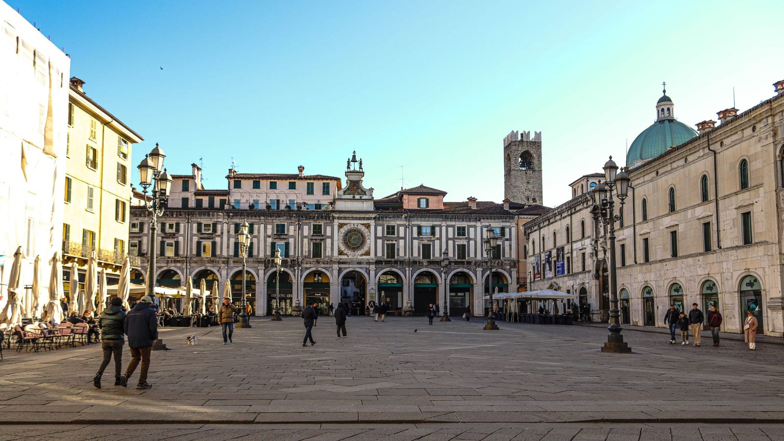 Piazza della Loggia a Brescia, con i portici e la torre dell’orologio