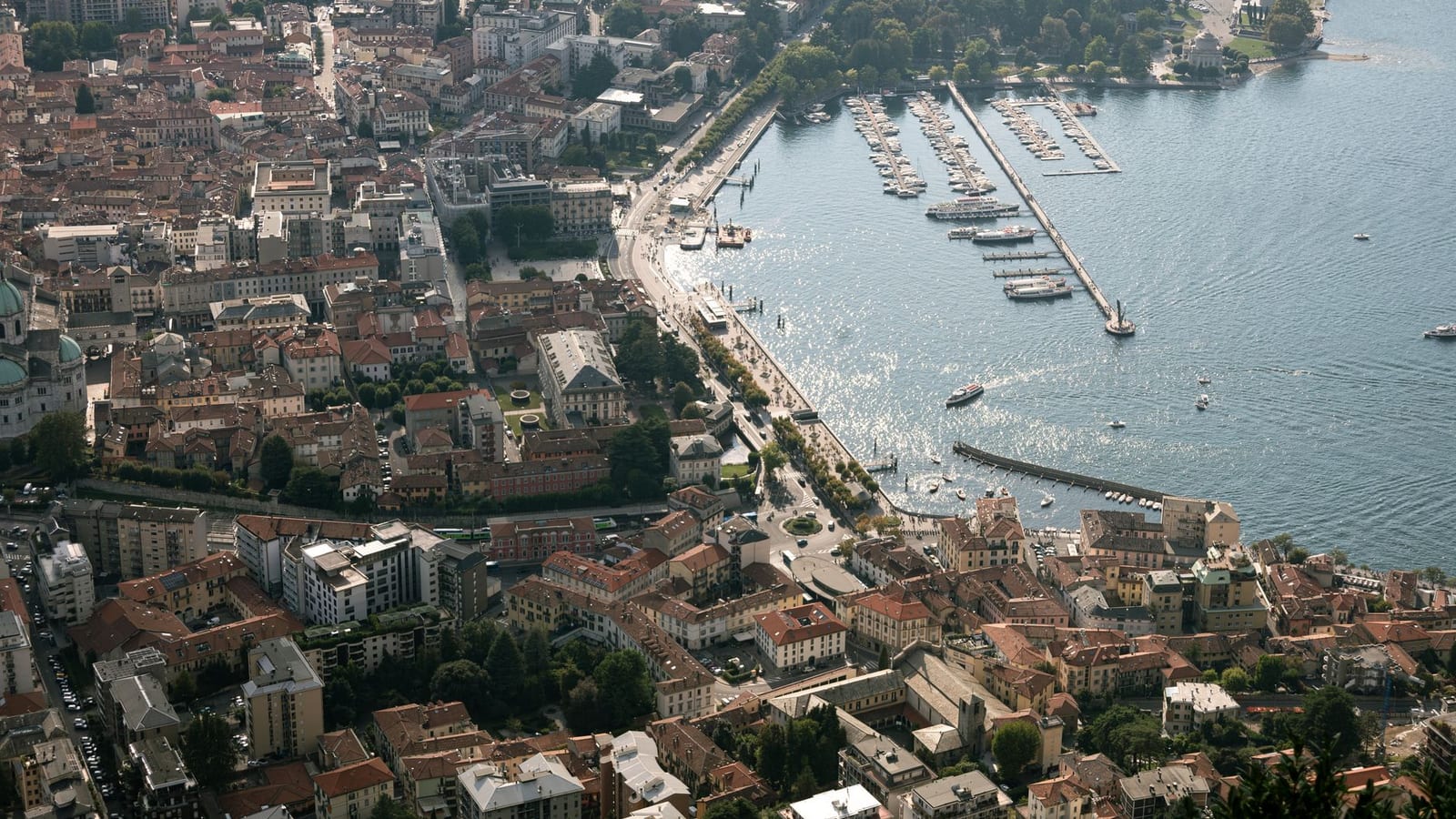 Como e il suo lago dall’alto, con il porto e la città