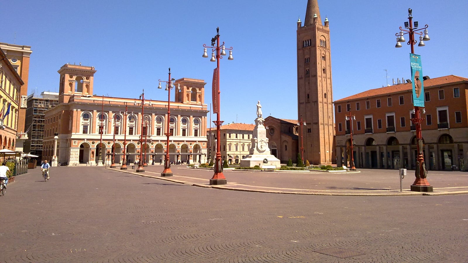 Piazza Saffi a Forlì, con la basilica di San Mercuriale
