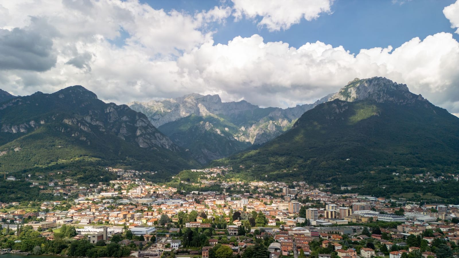 Lecco tra il lago e le montagne, con la città e le vette