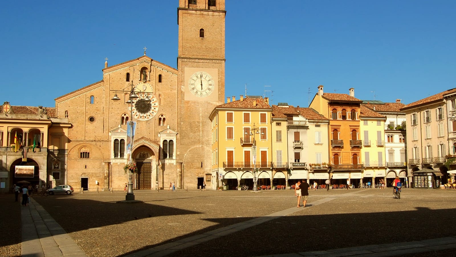 Piazza della Vittoria a Lodi, con il Duomo e i portici