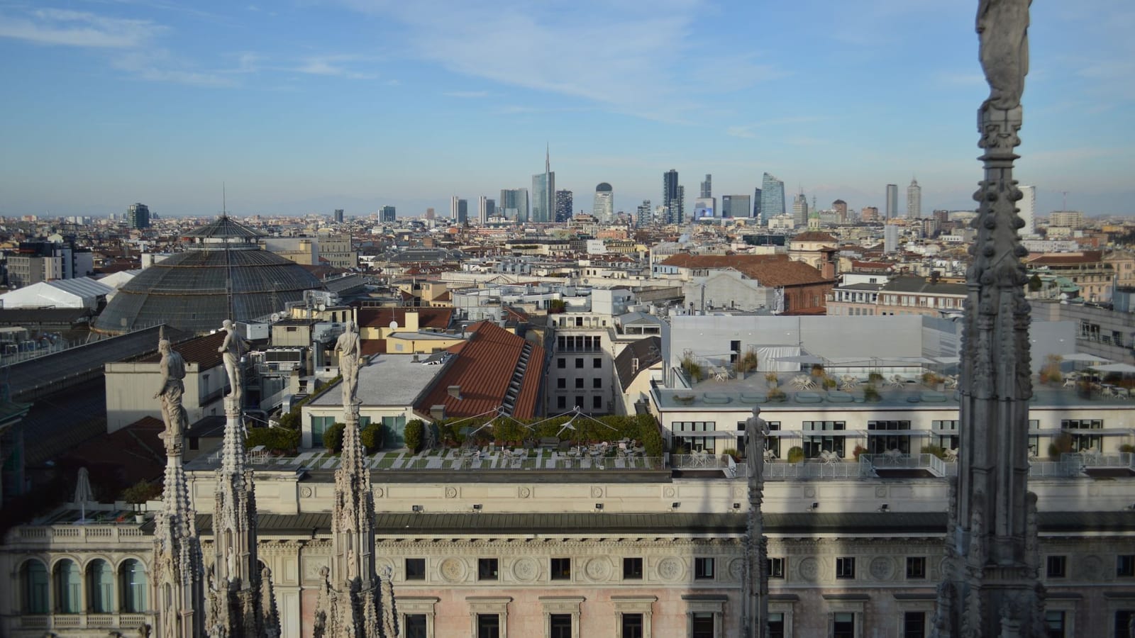 Lo skyline di Milano dai tetti del Duomo, con i grattacieli sullo sfondo