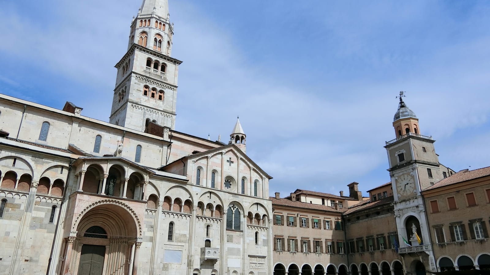 Piazza Grande a Modena, con il Duomo e la torre Ghirlandina
