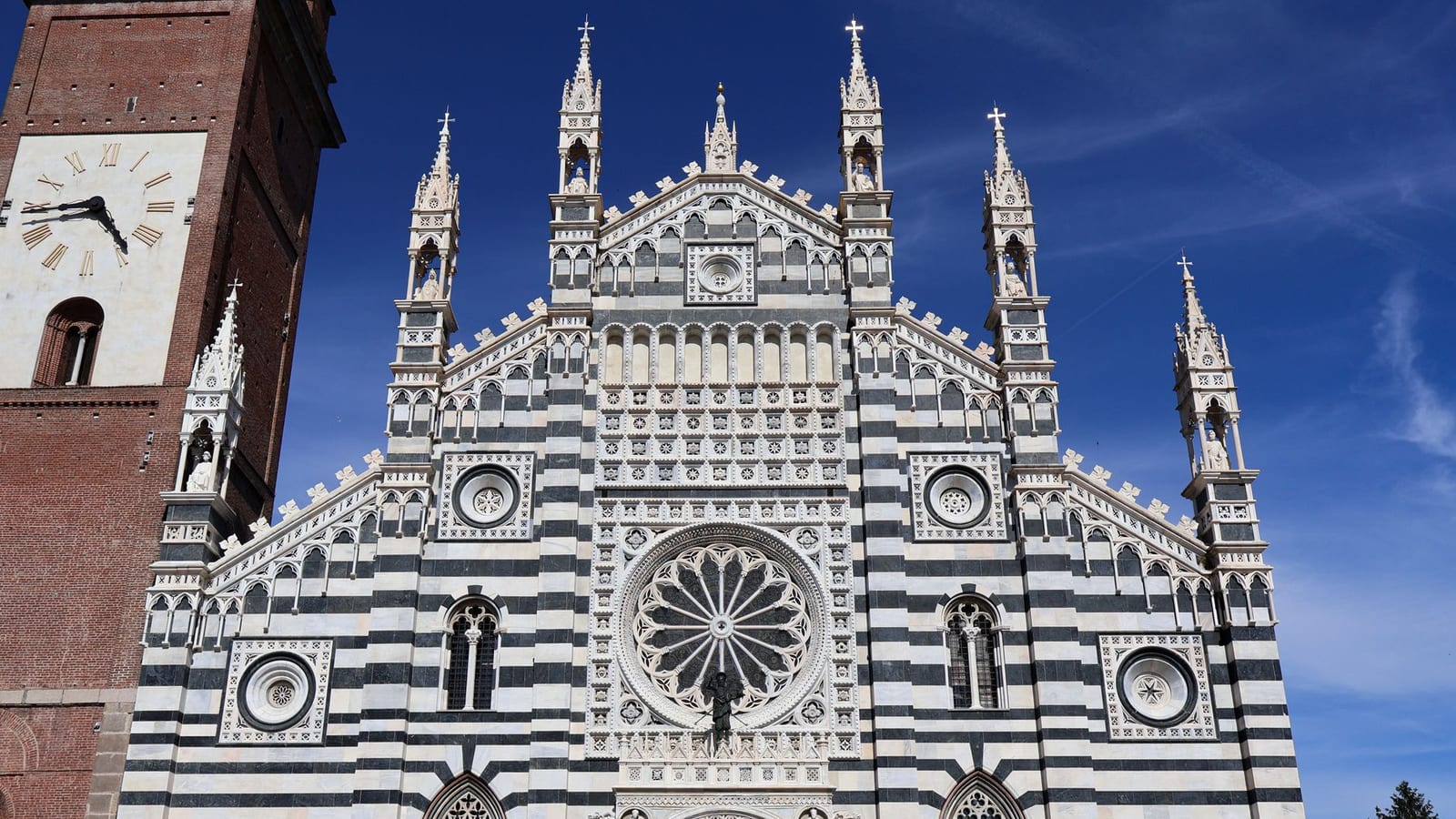 La facciata gotica del Duomo di Monza, in marmo bianco e verde