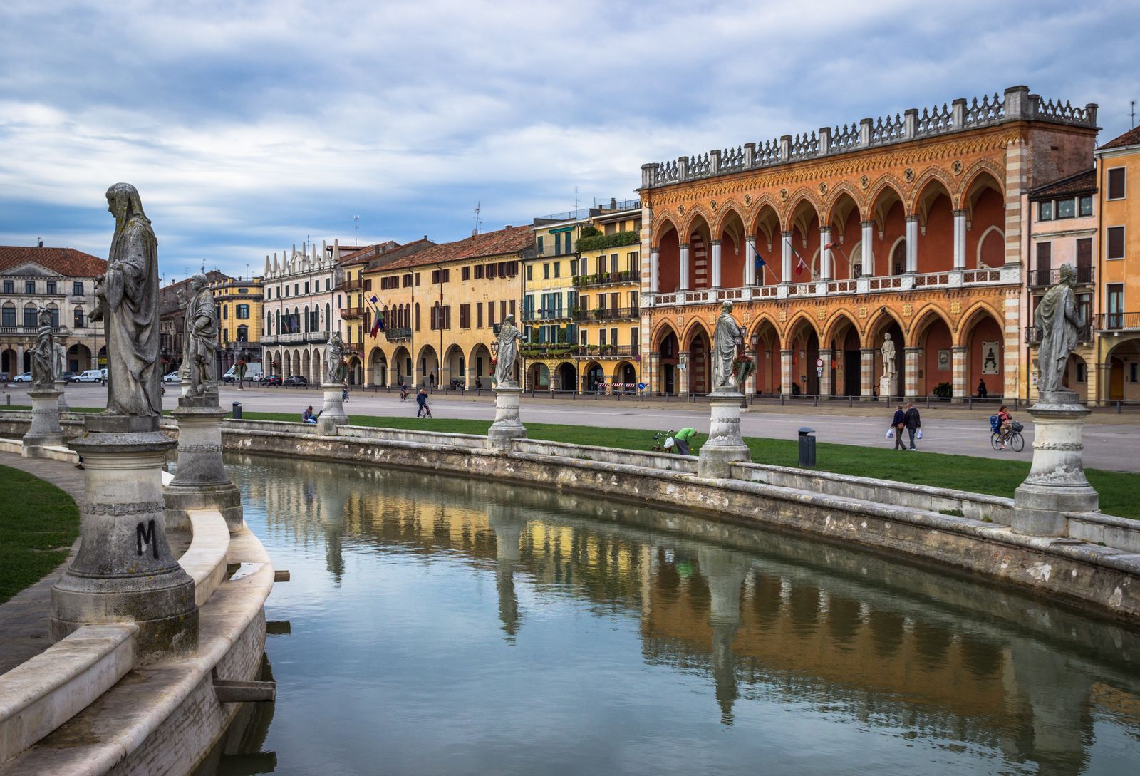 Prato della Valle a Padova, con le statue, il canale e la Loggia Amulea