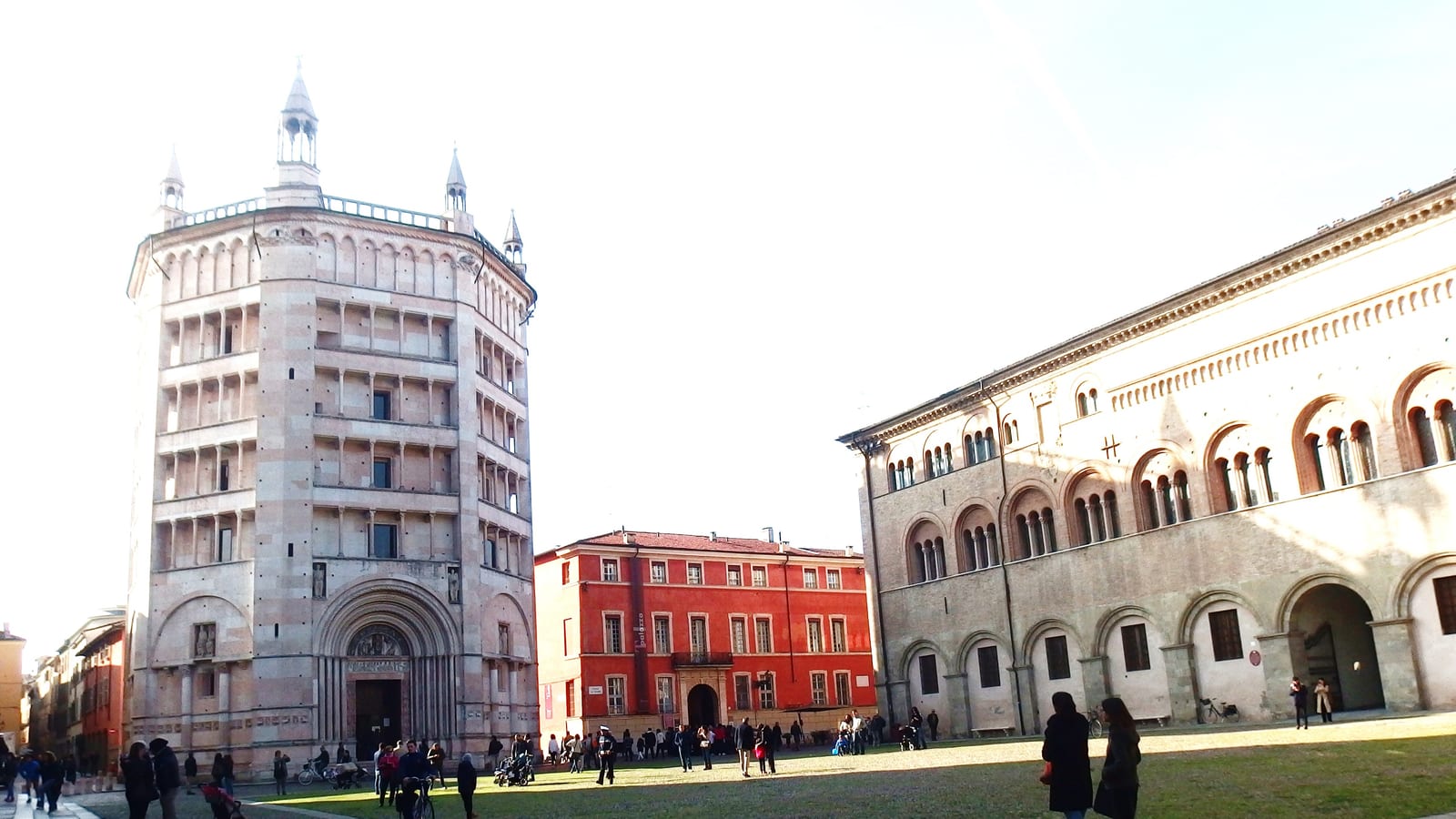 Il Battistero e Piazza Duomo a Parma