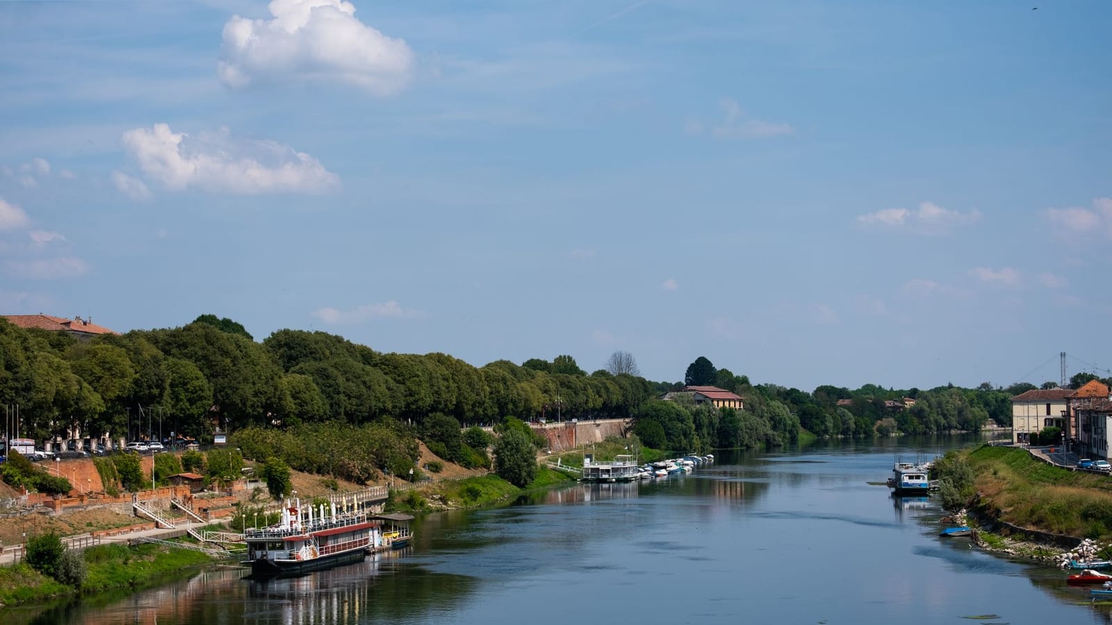 Il Ticino a Pavia, con la città sul fiume