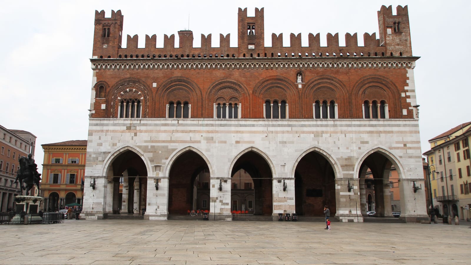 Il Palazzo Gotico in Piazza Cavalli a Piacenza