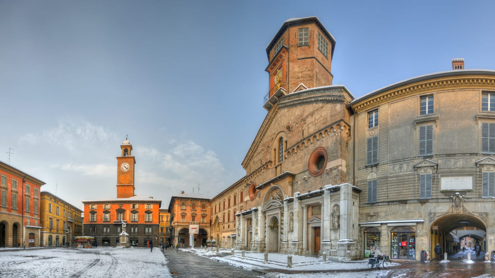 Piazza Prampolini a Reggio Emilia, con il Duomo e il Broletto