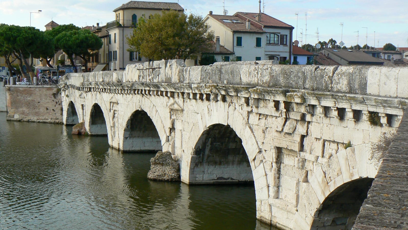 Il Ponte di Tiberio a Rimini, ponte romano sul fiume