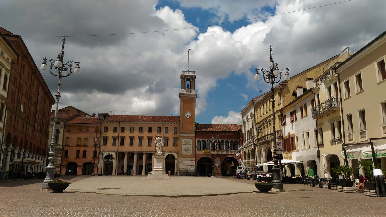 Piazza Vittorio Emanuele II a Rovigo, con la statua equestre, la torre e i portici