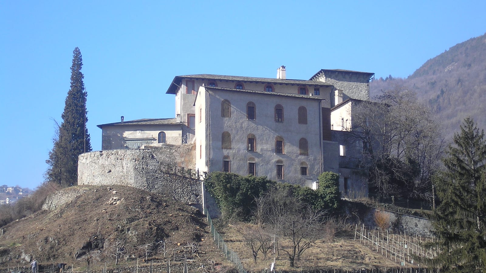 Il Castel Masegra sopra Sondrio, con le montagne della Valtellina