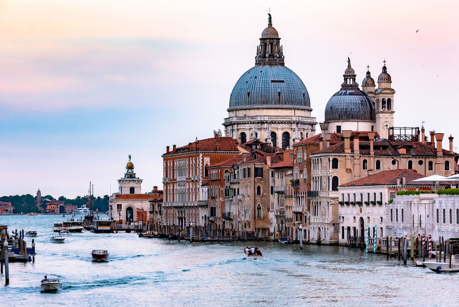 Il Canal Grande di Venezia al tramonto, con la cupola della Basilica della Salute