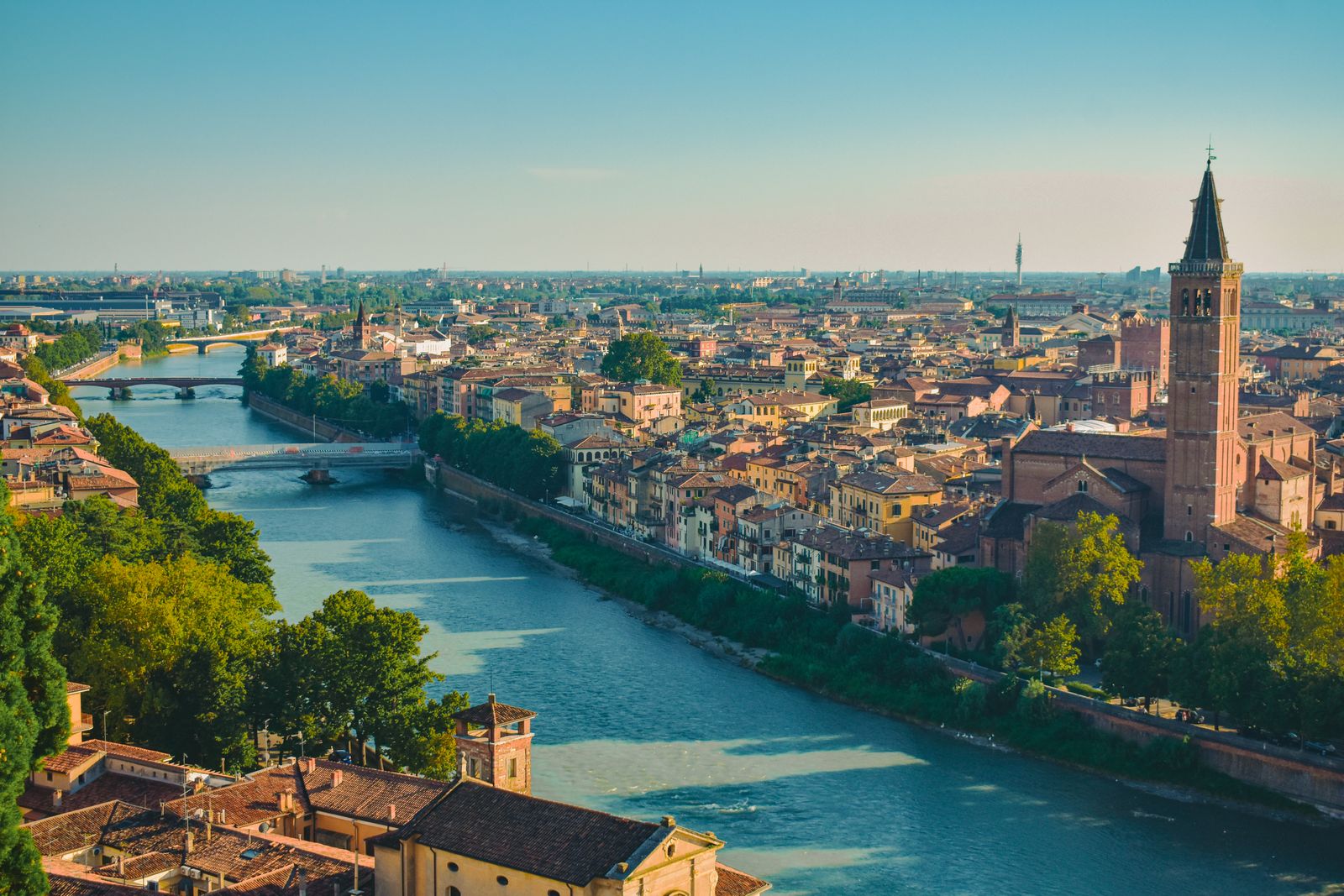 Panorama di Verona dall’alto, con l’Adige, i tetti e il campanile di Sant’Anastasia